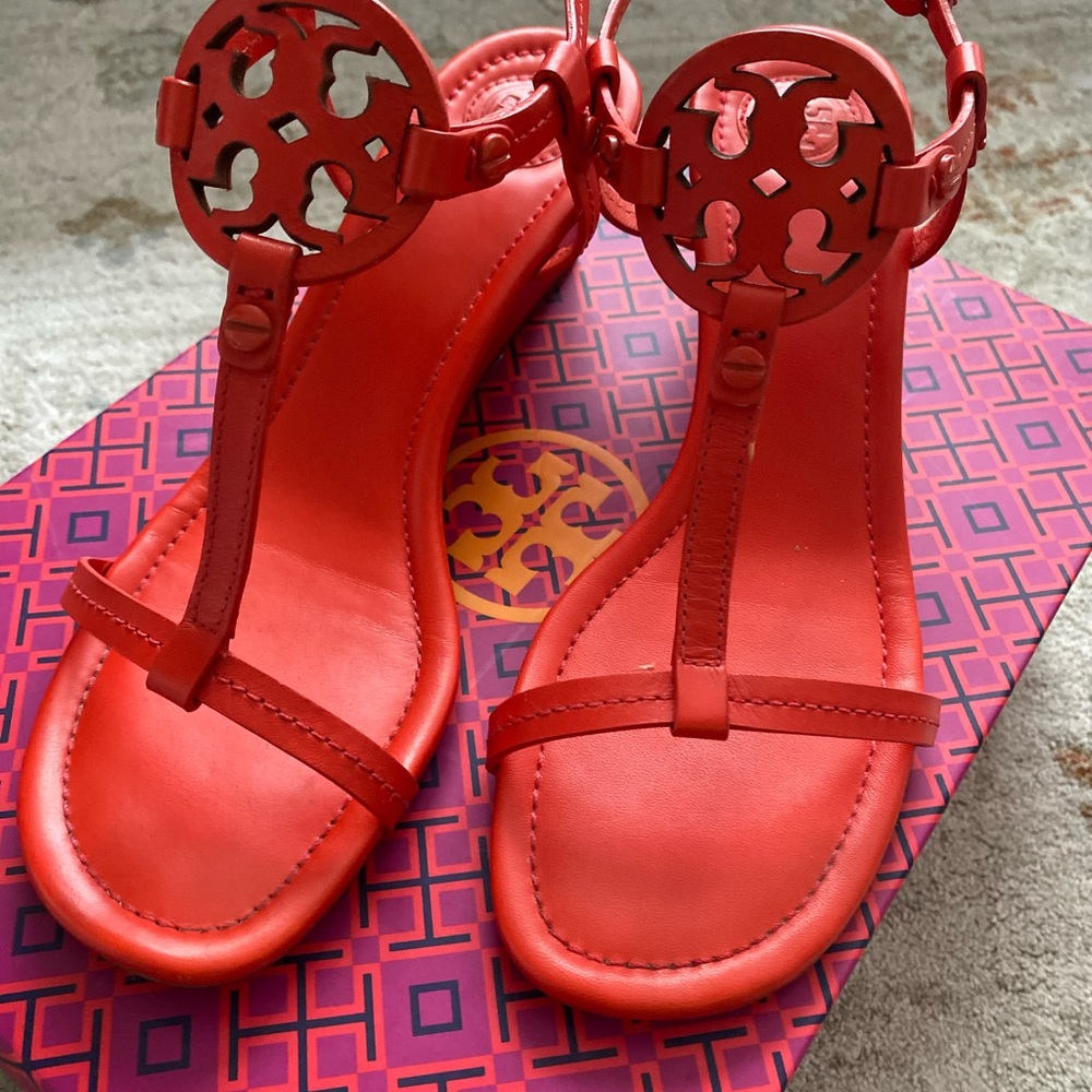 Tory Burch Womens size 7 MILLER T-Strap Logo Medallion Leather Wedge Sandals